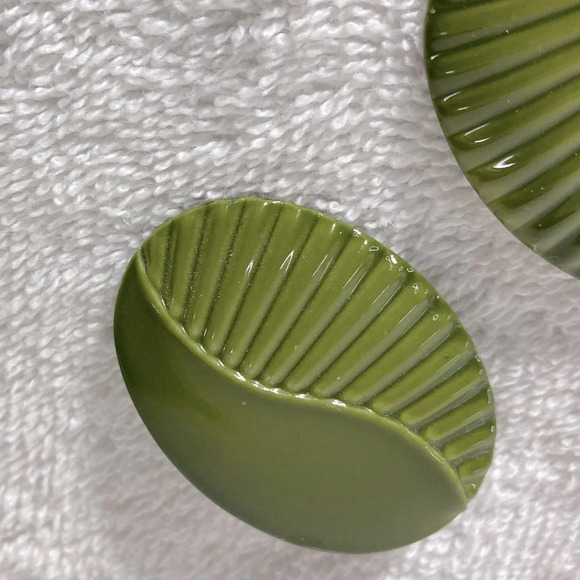 Vintage Avocado Green Painted Textured Metal Oval Clip On  Earrings - Picture 6 of 9